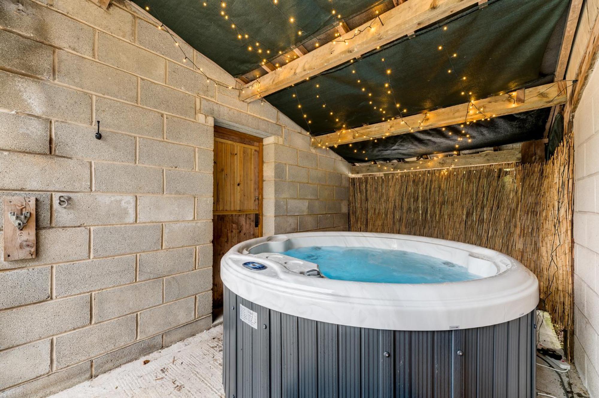 Central Malham Wellbeing Escape Hot Tub & Studio Bagian luar foto