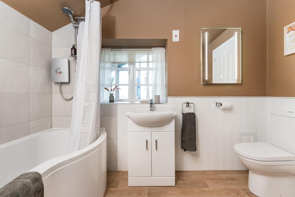 Central Malham Wellbeing Escape Hot Tub & Studio Bagian luar foto